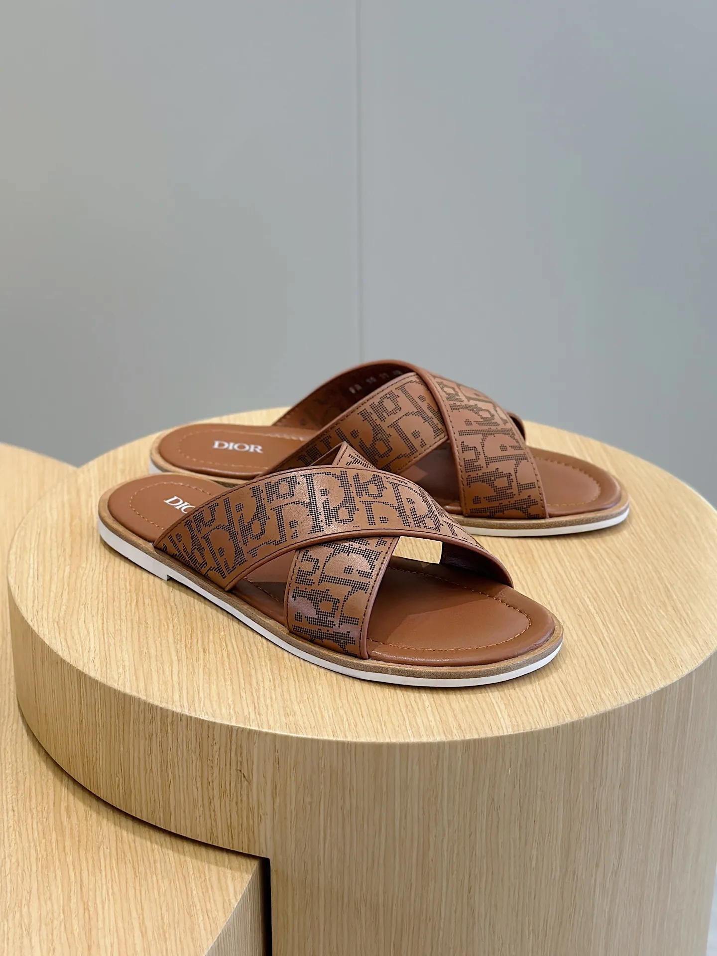 P320 Dior Alias ​​Men's Genuine Leather Slippers This Alias ​​sandal is new for summer, showing casual and elegant style. Carefully crafted from grained cow leather and Oblique printed fabric, with cowhide lining! Cross strap design. The imported cowhide leather and rubber sole adds sophistication and comfort, while Oblique print-effect anti-slip panels add style. Size: 39-44 (customized at 38.45)